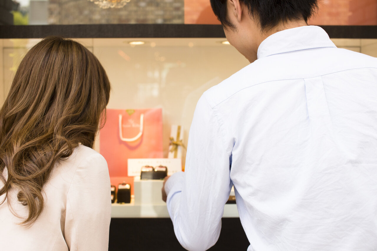 指輪を選ぶ男性