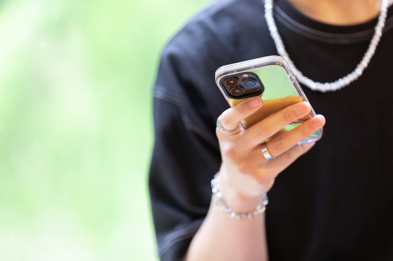 スマホを触る男性