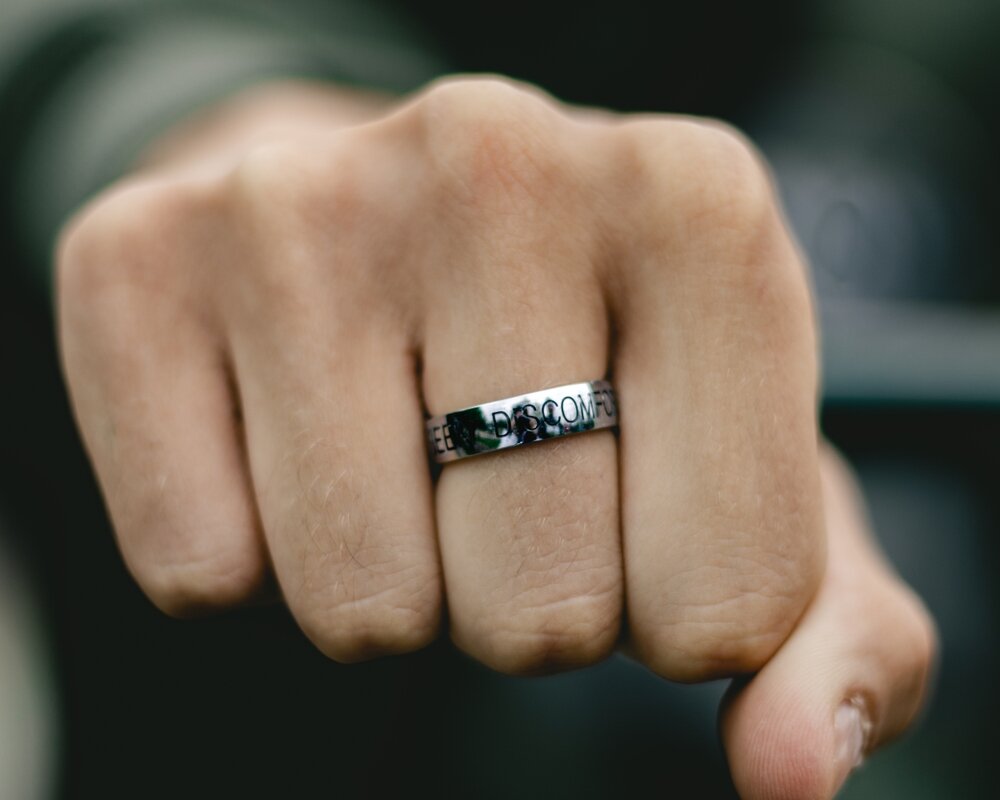 中指に指輪を着けている男性