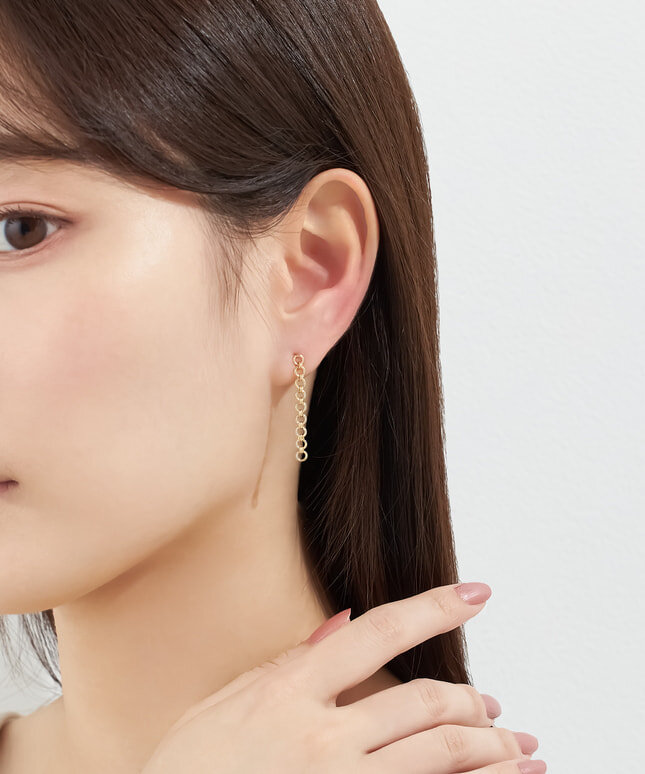 ピアスを着けた女性