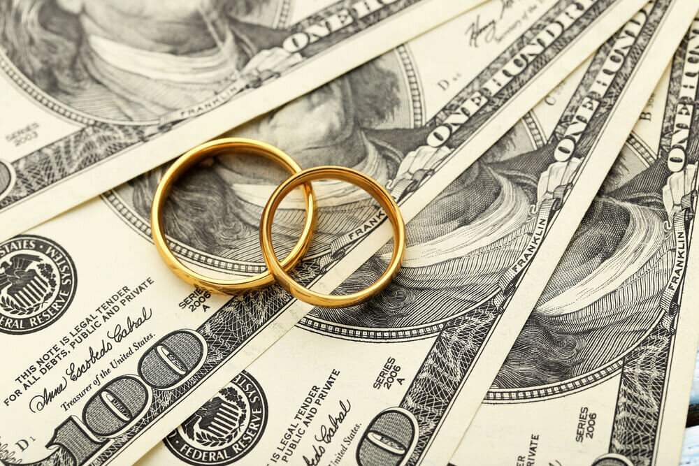 結婚指輪とドル札