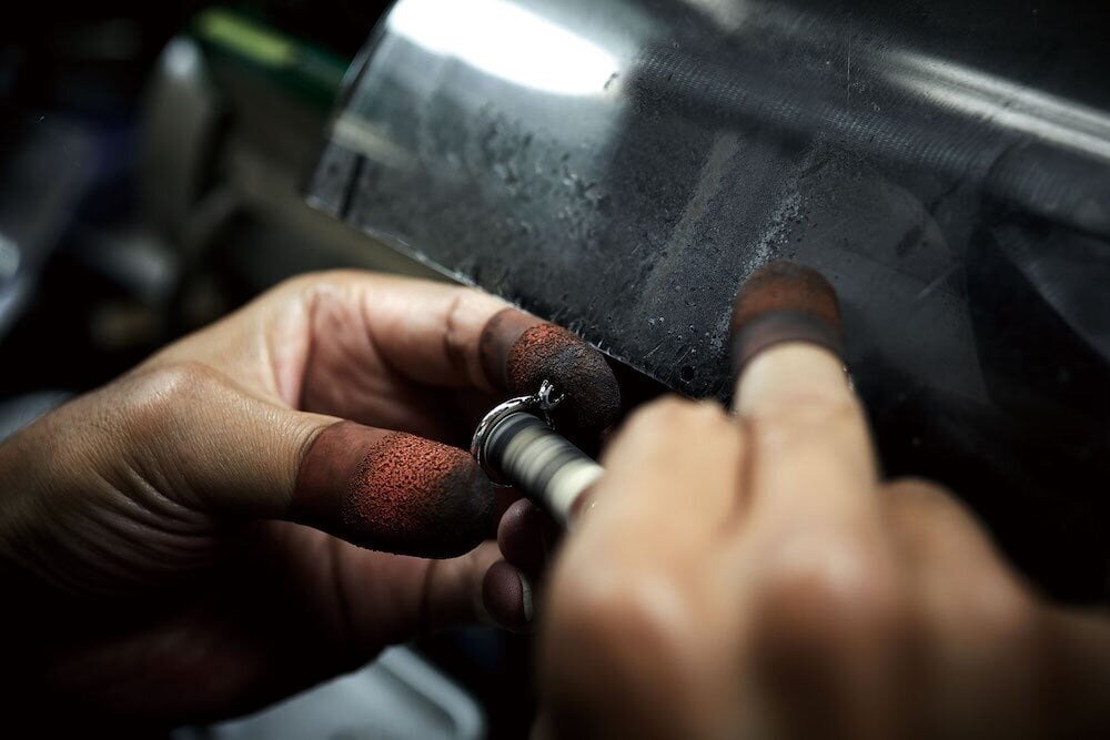 指輪を加工する職人