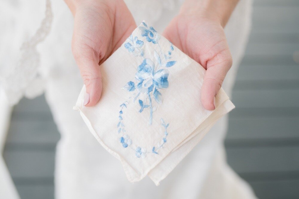 青い刺繍のハンカチ