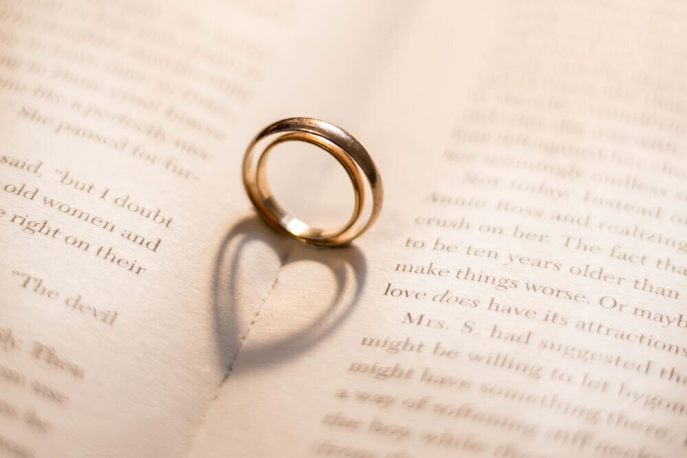 結婚指輪の刻印での失敗談とは?刻印の失敗で後悔しないための対策と人気の刻印を紹介 - festaria journal