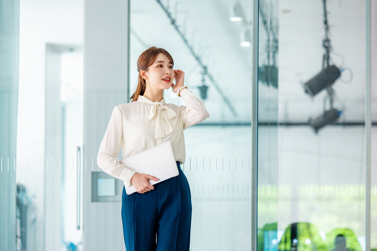 オフィスカジュアルの服装の女性