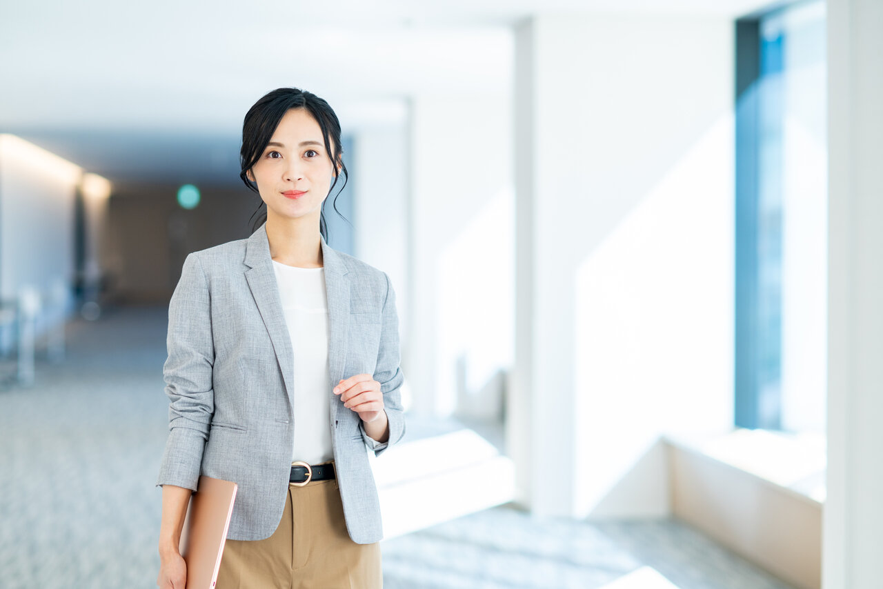 オフィスカジュアルの服装の女性