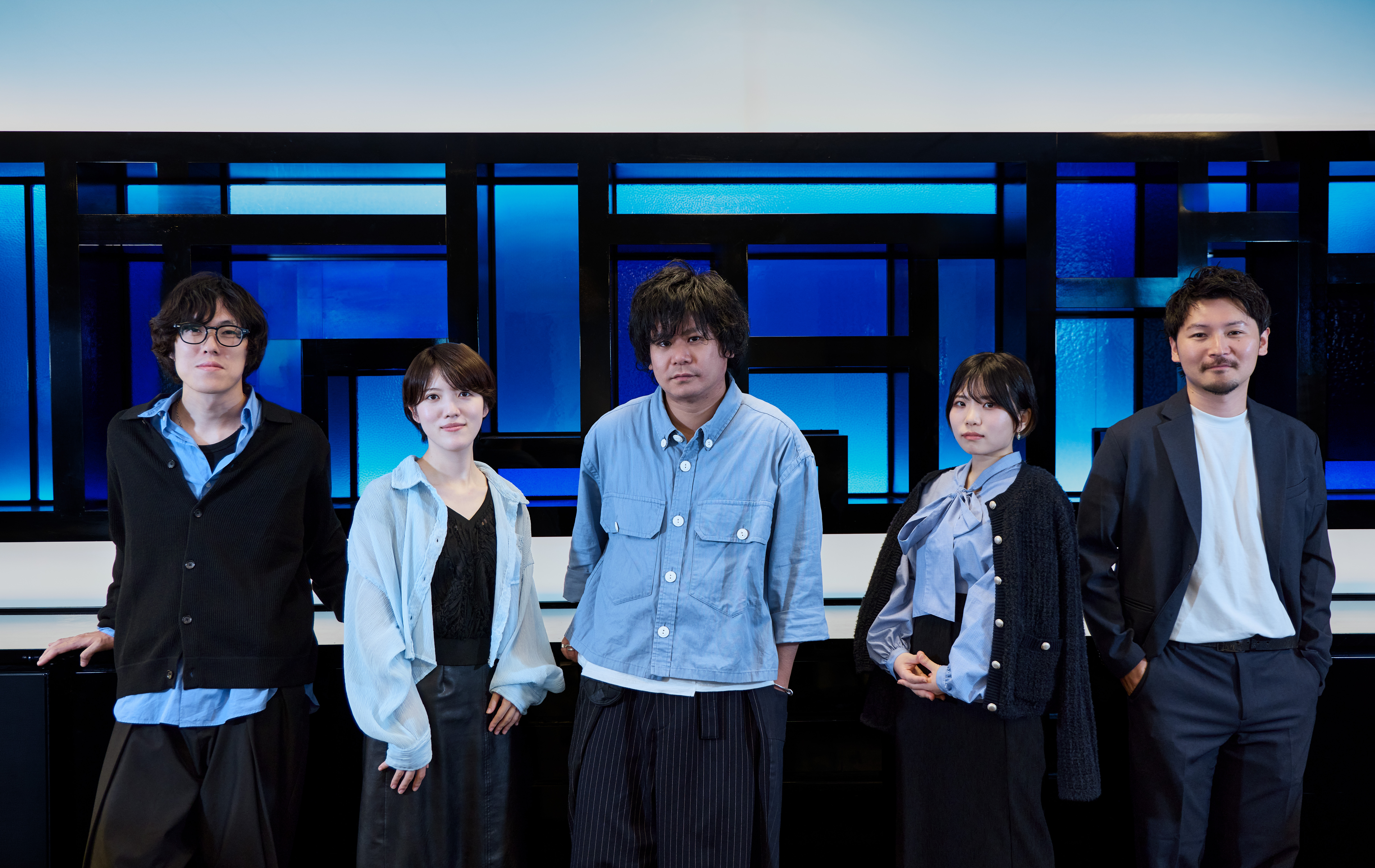 BLUEのメンバー5名の集合写真