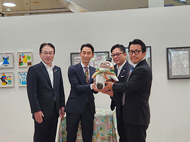 家庭用ロボを寄贈/岩銀「SDGs私募債」活用でヘラルボニー、川徳に/ボルテックス