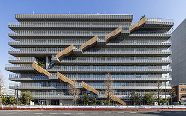 港区高輪に次世代型オフィス／東京建物、第一京浜沿いに建て替え事業で／「まちとつながる」大階段とバルコニーも