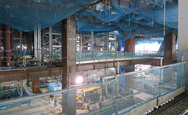 トーチタワー、低層部構造体が完成／高さ５２メートルダイヤグリッド架構／外殻構造で耐震性強化／三菱地所など