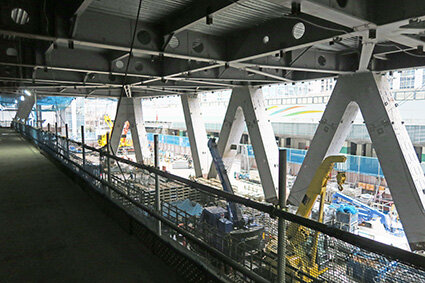 トーチタワー、低層部構造体が完成／高さ５２メートルダイヤグリッド架構／外殻構造で耐震性強化／三菱地所など