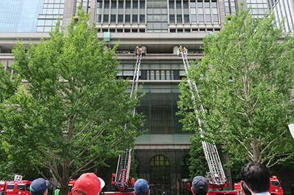 東京・丸の内で１００回目の防災訓練／警察、消防など官民連携で／ビル内で「群衆雪崩」／医療者とトリアージ訓練も／三菱地所