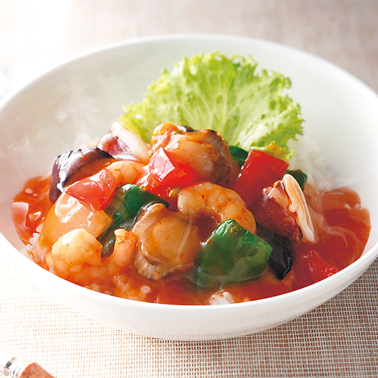 野菜たっぷり海鮮チリソース丼