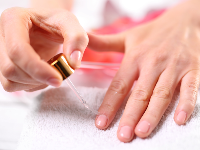 ネイルオイルの正しい使い方とは 潤いのある健康的な爪で美しい指先へ Coloria Magazine カラリアマガジン