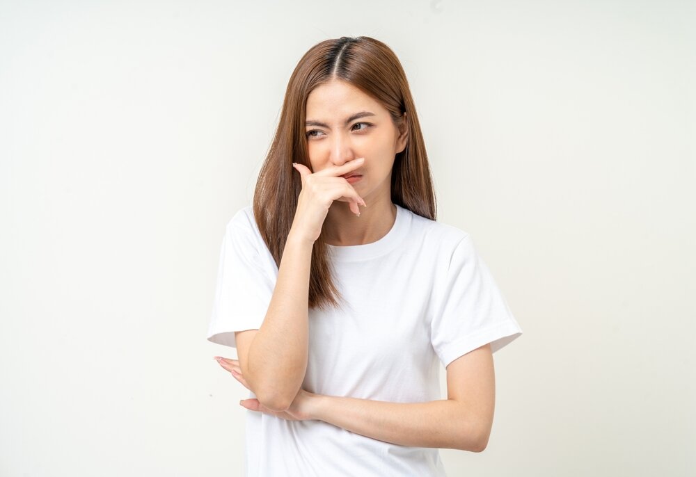 鼻をこすっている写真