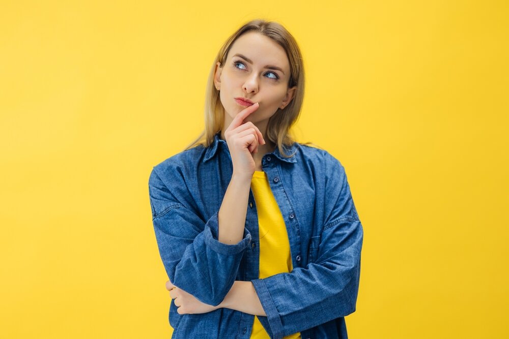 微妙な顔をしている女性の写真