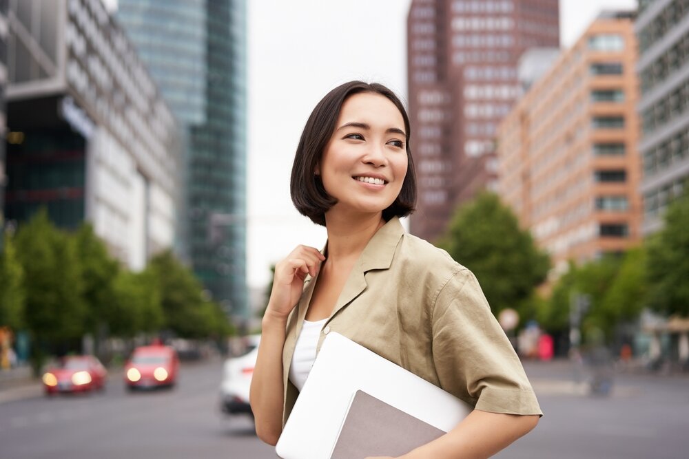 パソコンをもっている女性の写真