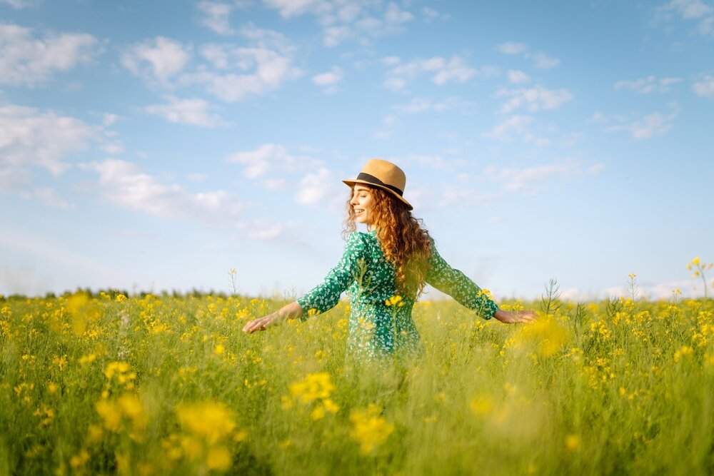 お花畑にいる女性の写真