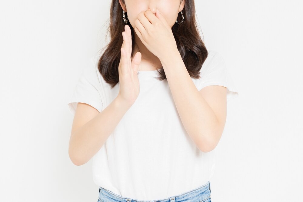 鼻をつまんだ女性の写真