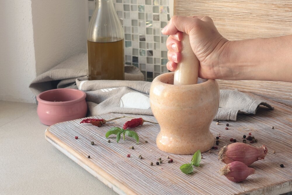 香辛料をすりつぶしている写真