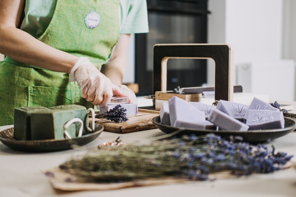 ハンドソープを作っている写真