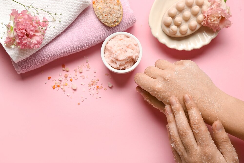 ピンクの背景にハンドソープの写真