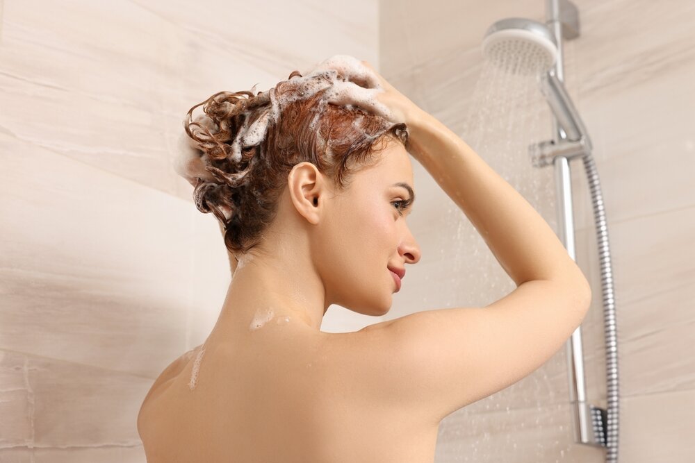 シャンプーをしている女性