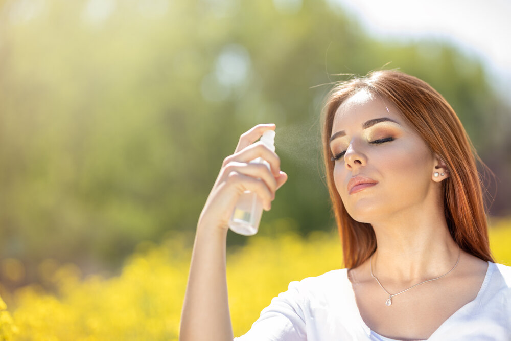 ボディミストを振りかける女性の写真