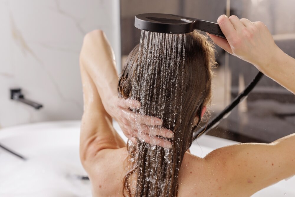 シャンプーをしている女性