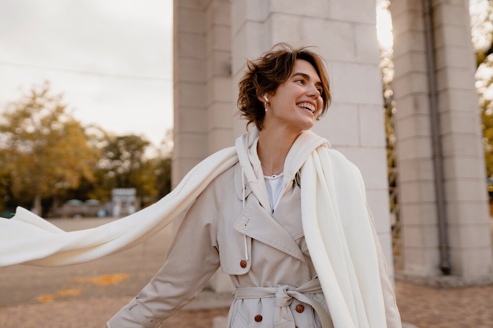 トレンチコートの女性