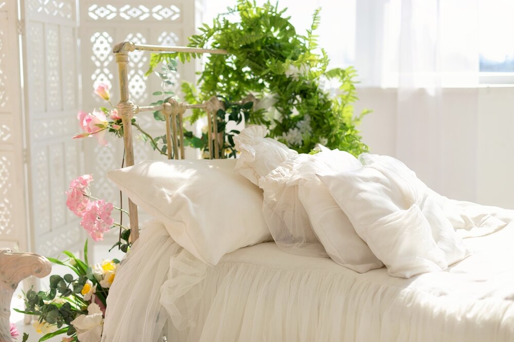 おしゃれでかわいいベッドと花の写真