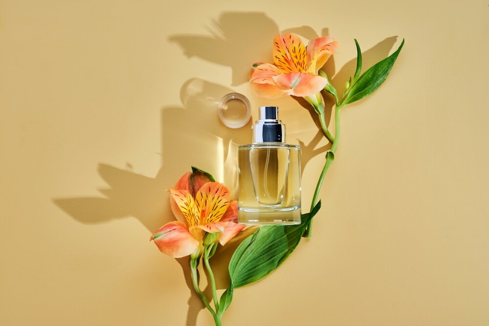 花と香水の写真
