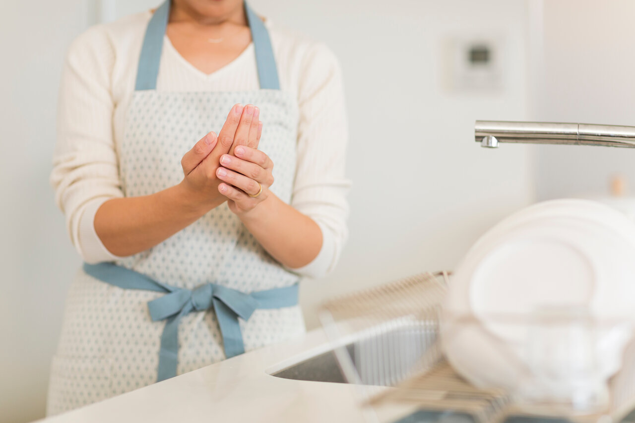 手荒れに悩む女性