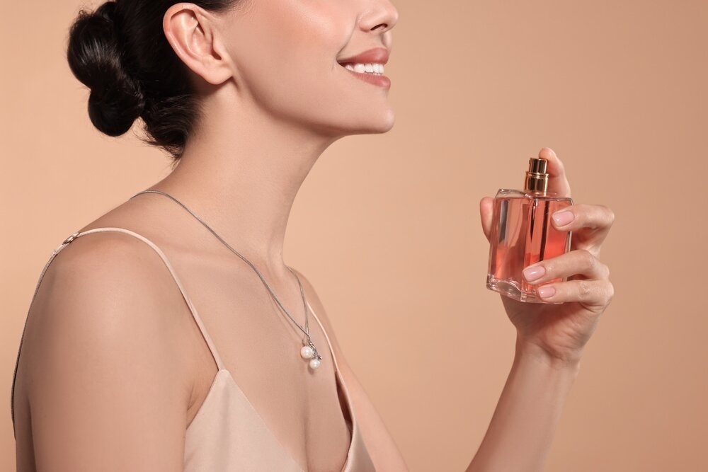 香水を使う女性
