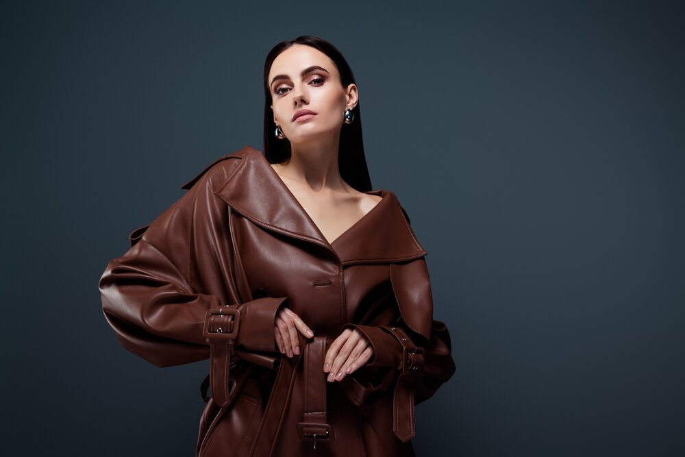 シックな雰囲気の女性