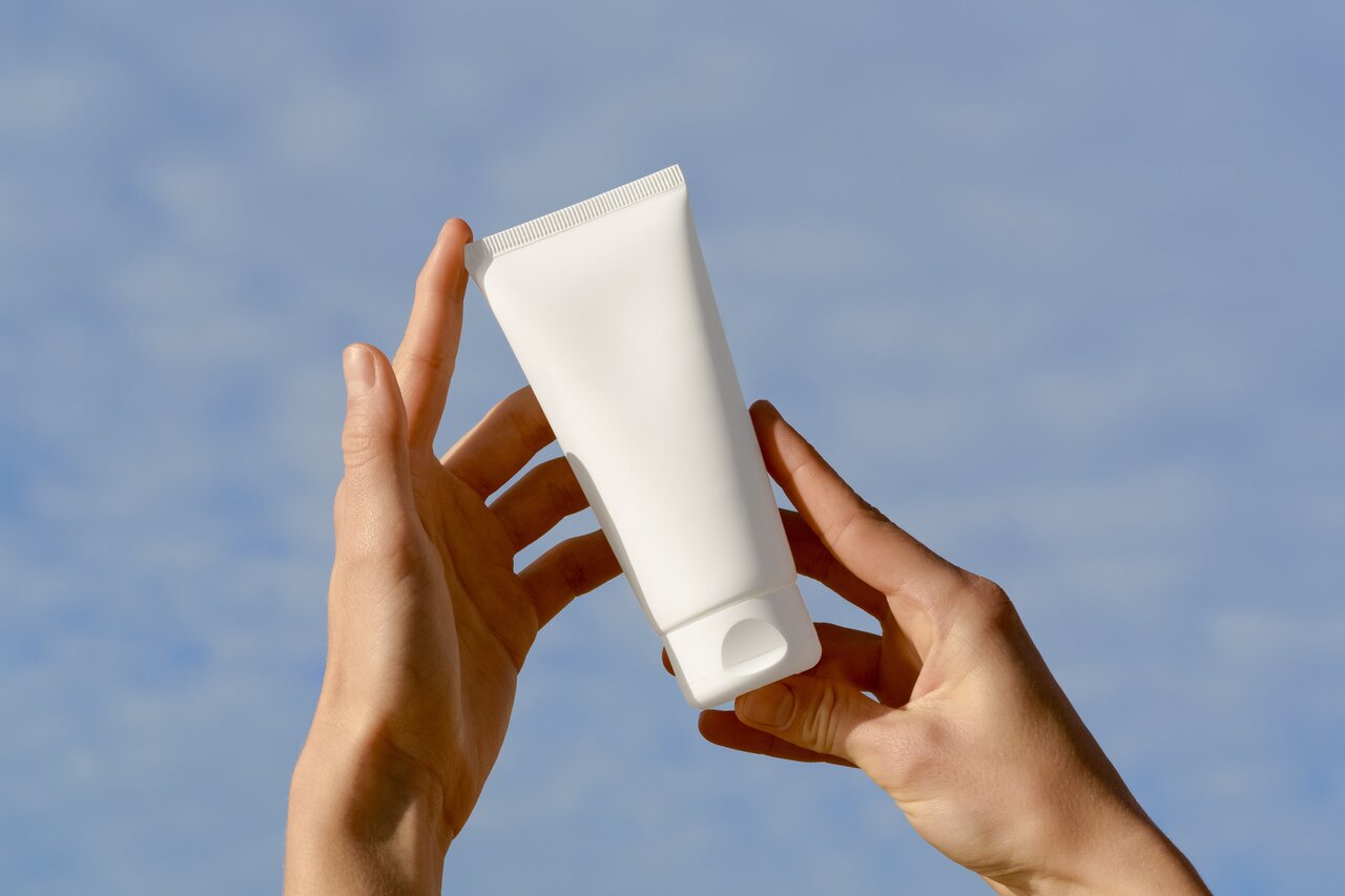 ハンドクリームを持っている手