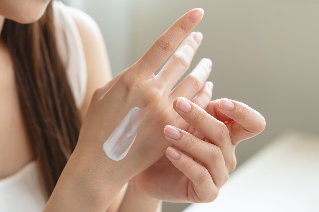 ハンドクリームを塗っている女性の手