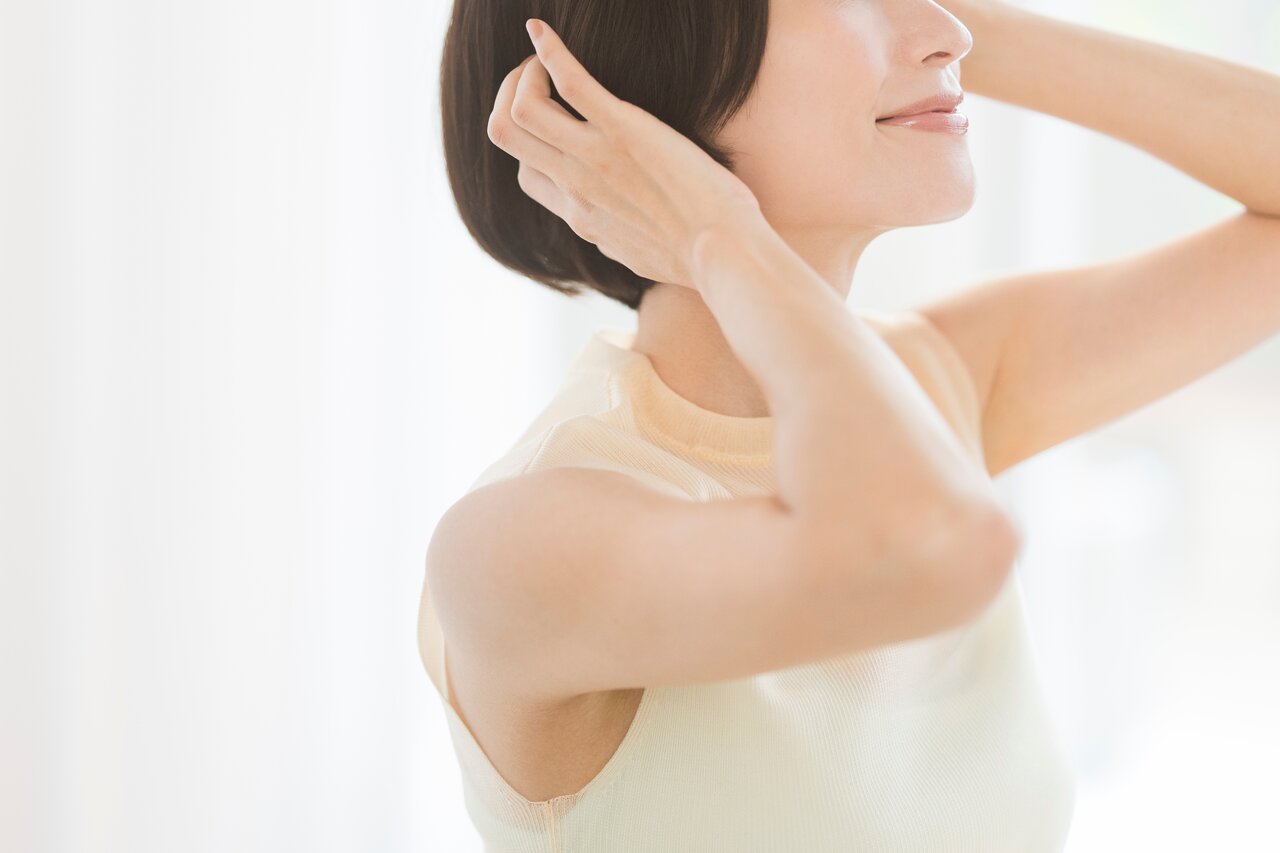 セルフカラーをする女性