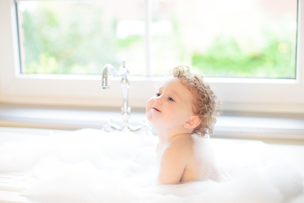 お風呂に入る赤ちゃん