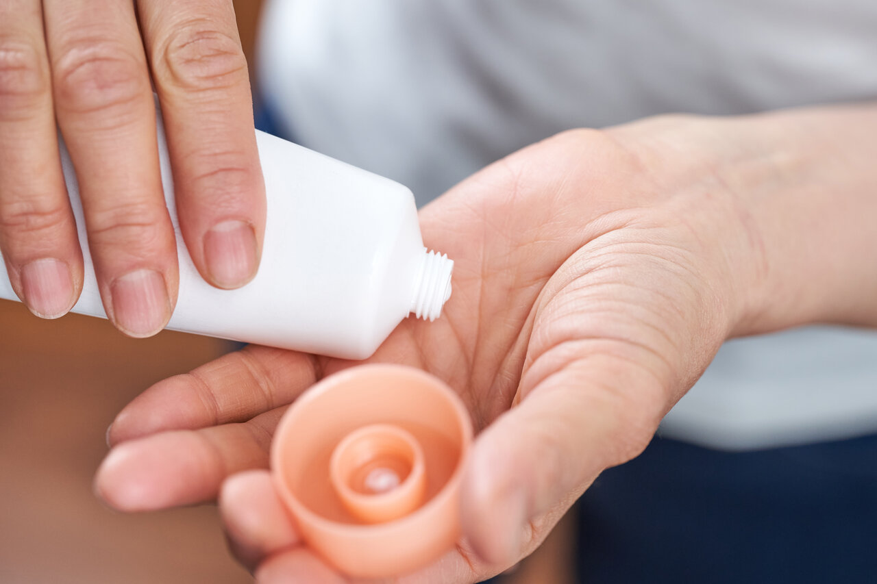 ハンドクリームを塗るところ
