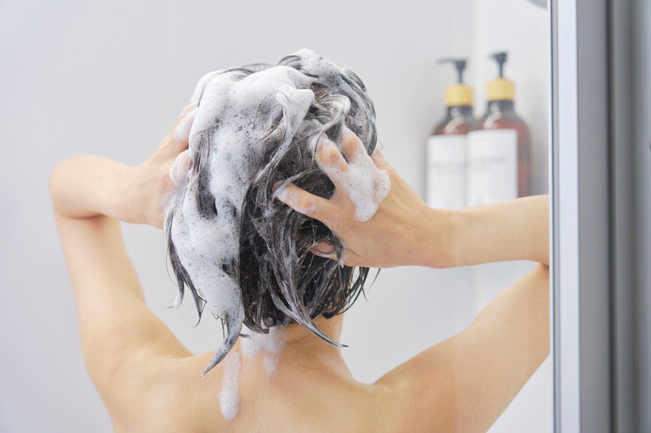 髪を洗う女性