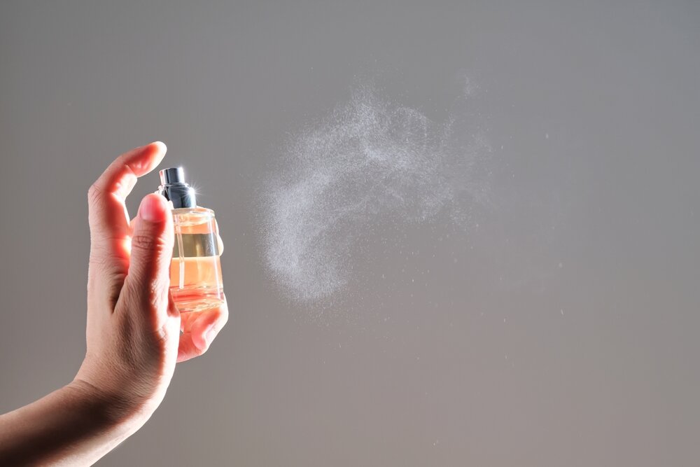 香水を噴射する様子