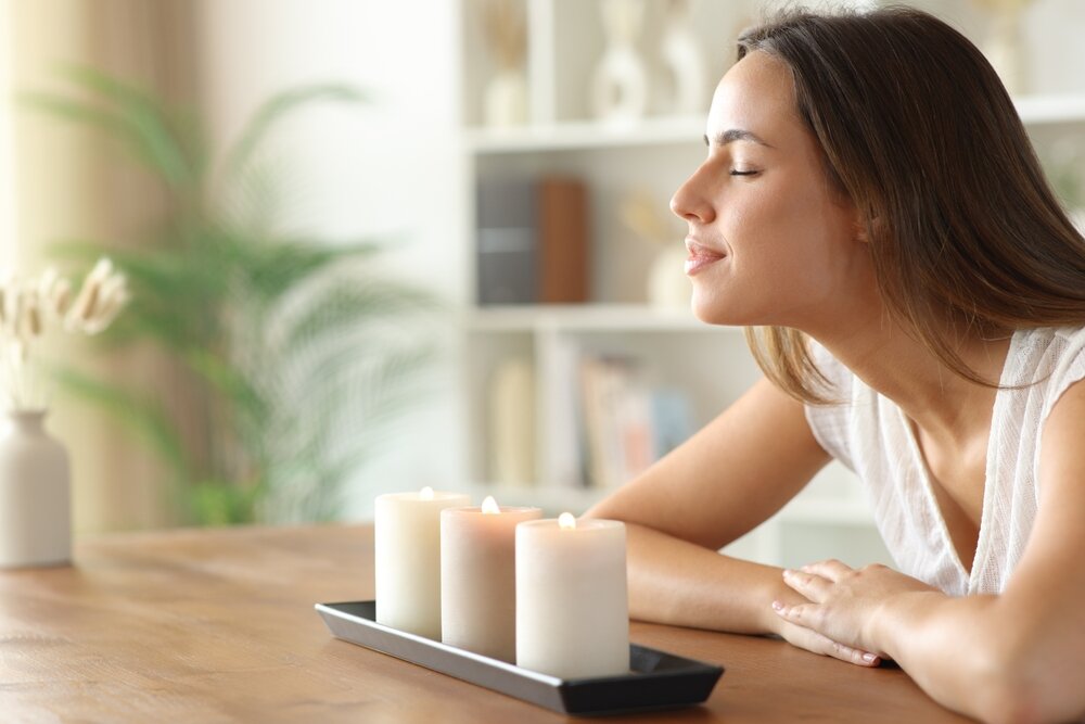 アロマキャンドルを楽しむ女性