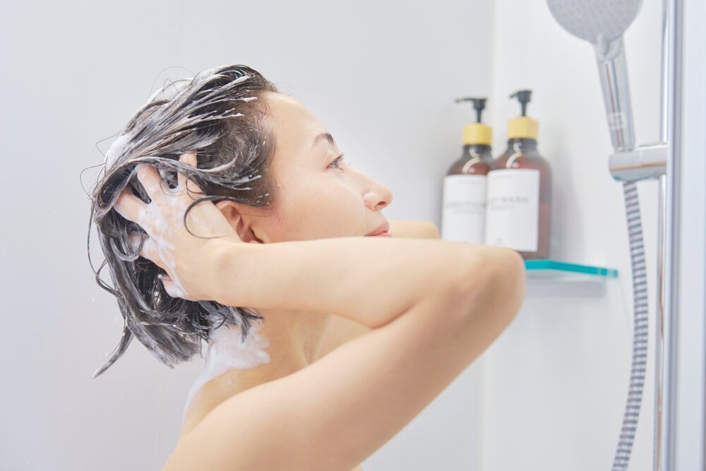 シャンプーをしている女性