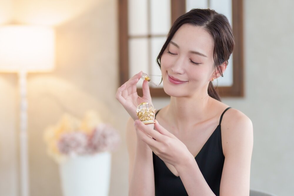 香水を付けている女性