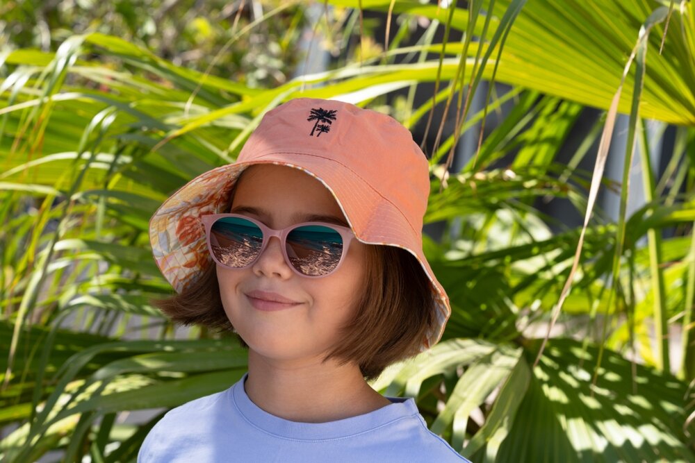 帽子をかぶっている女の子の写真