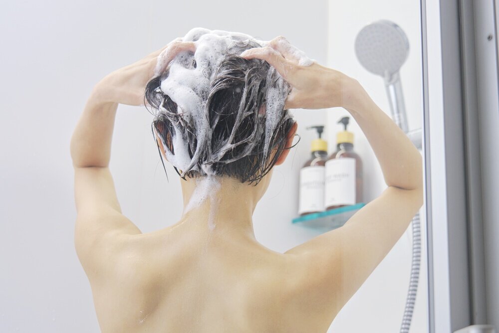 シャンプーをしている女性の写真