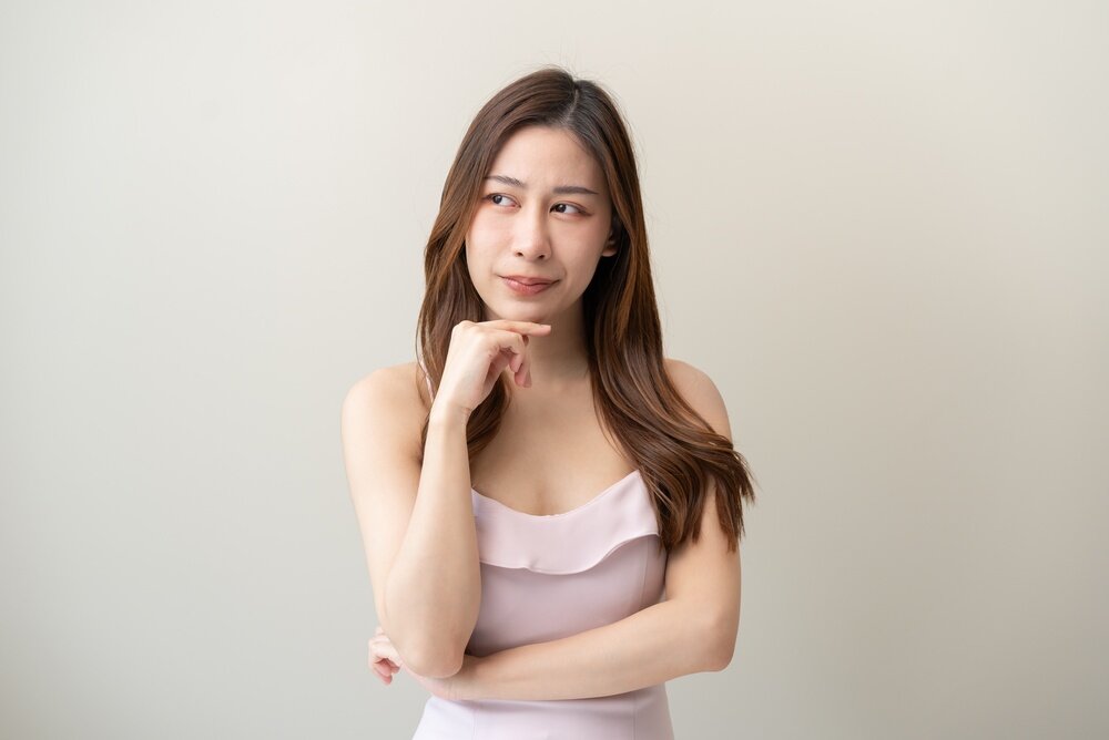 考えている女性の写真