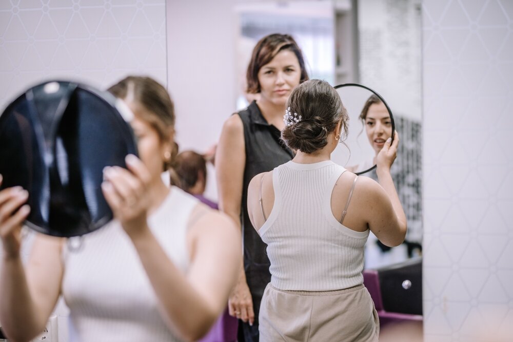 鏡の前にいる女性の写真