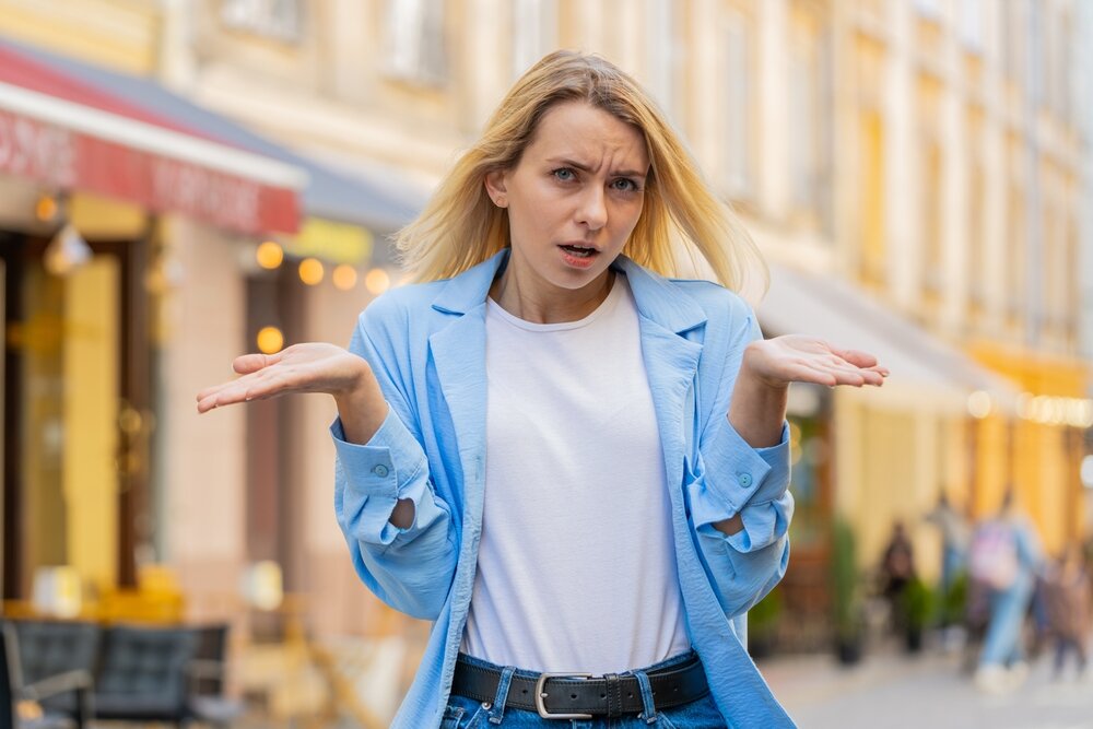 わからないポーズをした女性の写真